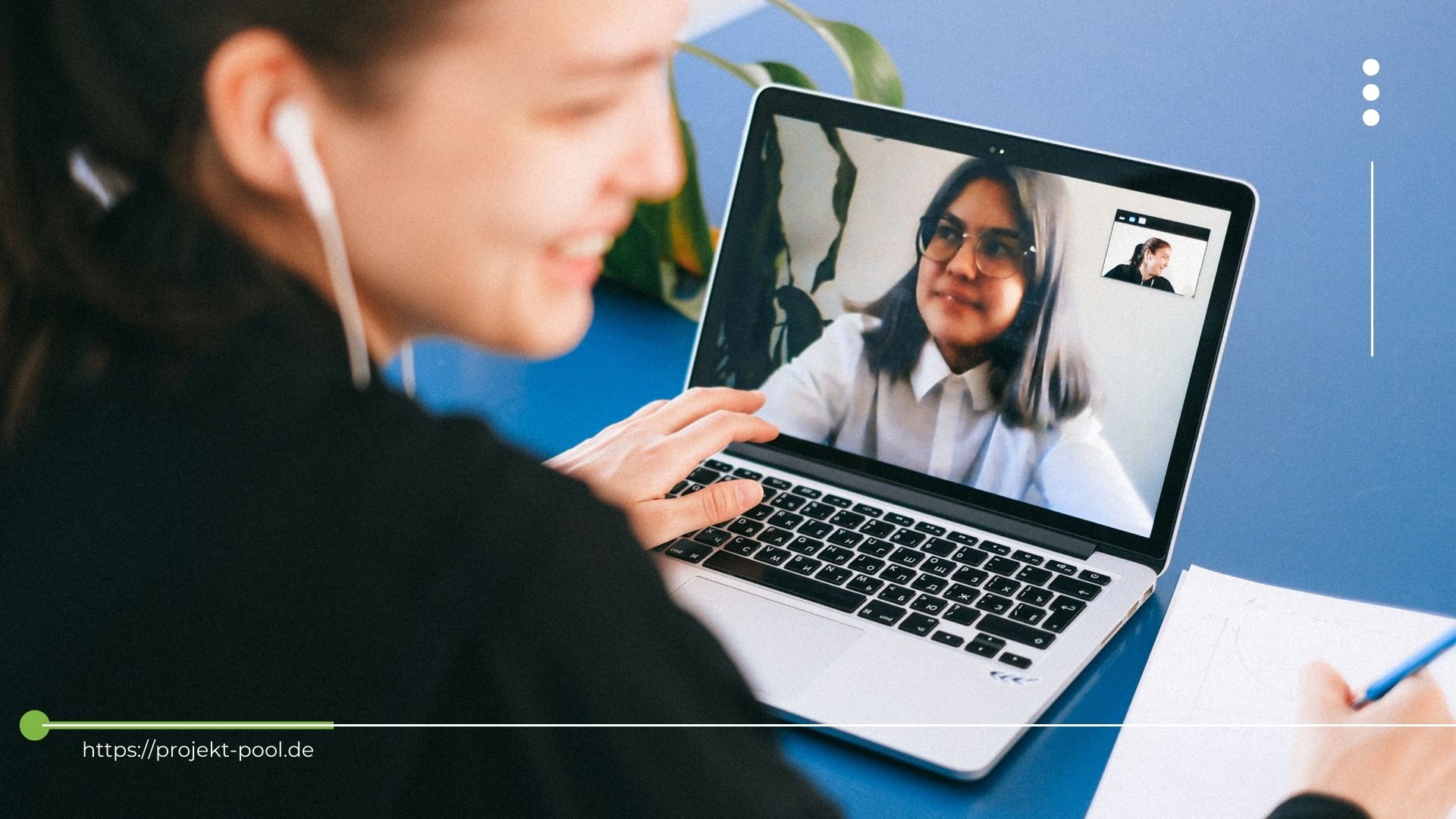 Freelancer im Videointerview mit Projektanbieter