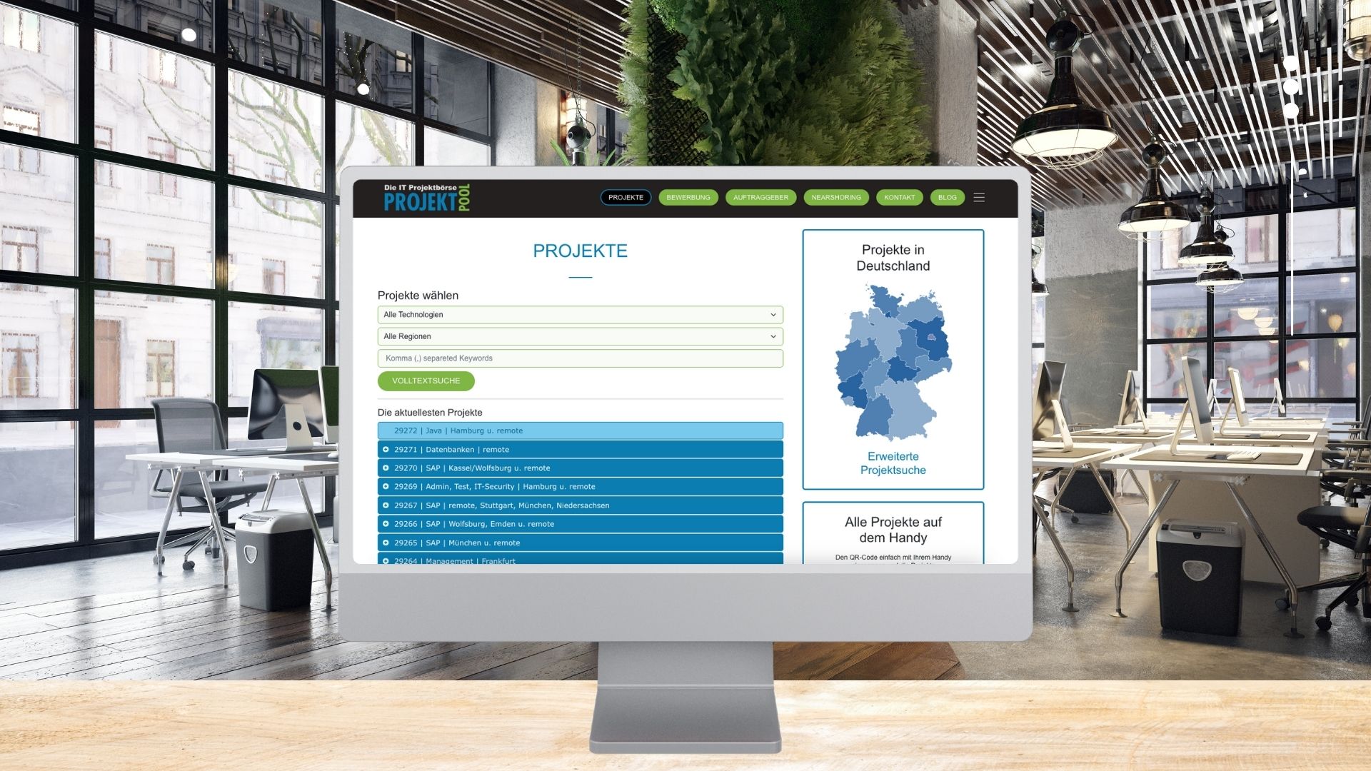 IT-Freelancer durchsucht Projektplattform am Laptop